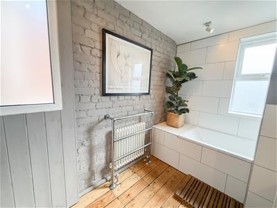 FAMILY BATHROOM/WC